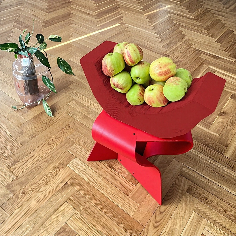 The Träsk vase by Scruffy Little Love, made from recycled sea plastic, shown with a large, natural-looking flowers exhibition.